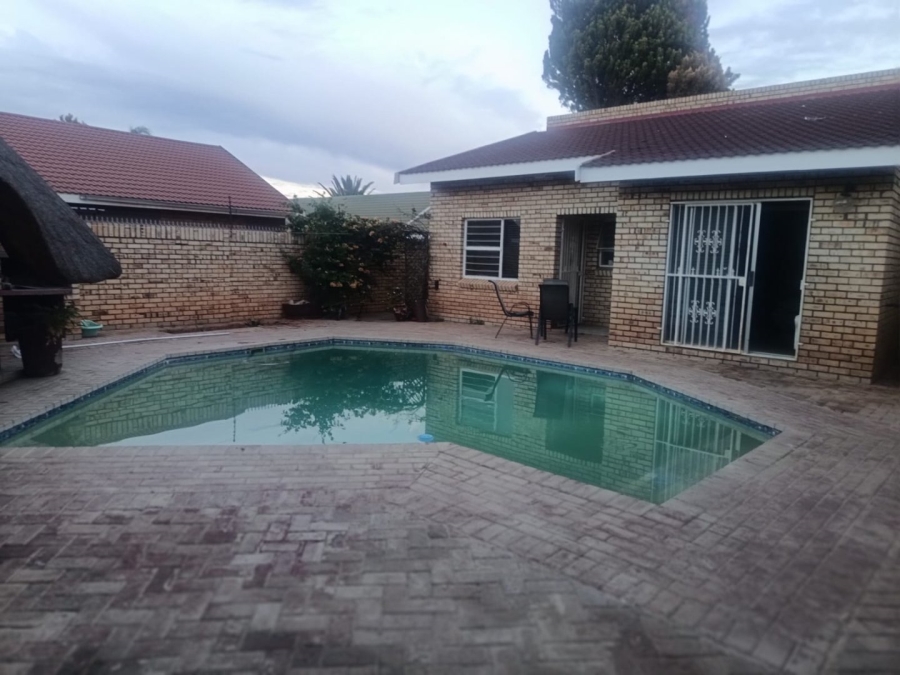 3 Bedroom Property for Sale in Roylglen Gardens Northern Cape